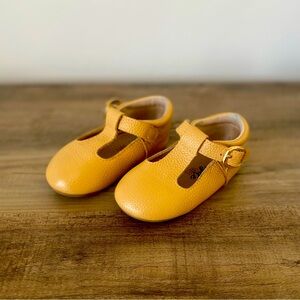Baby Tan T-bar shoes from Jayde Shoes size 6 100% leather